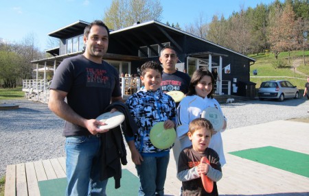 Discgolfbanan är en attraktion som lockar besökare från när och fjärran. Foto maj 2011
